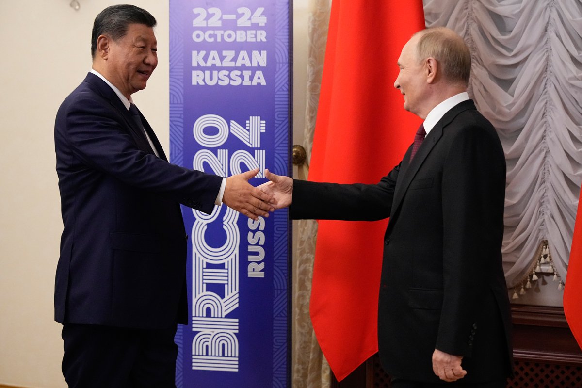 Владимир Путин и Си Цзиньпин на встрече во время саммита БРИКС в Казани, 22 октября 2024 года. Фото: Александр Земляниченко / EPA
