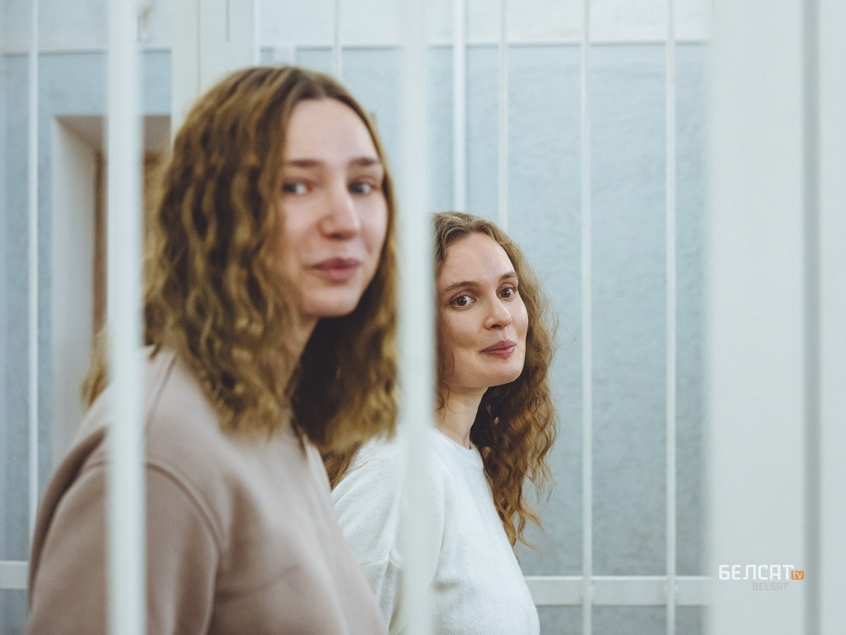 Екатерина Андреева и Дарья Чульцова в суде Минска, Беларусь, 9 февраля 2021 года. Фото: АВ / Белсат / Вясна