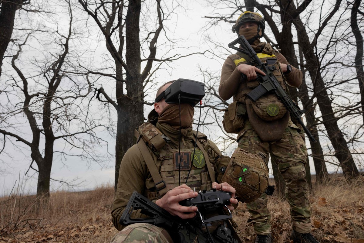 Украинский военнослужащий управляет дроном во время учений в Донецкой области, 10 марта 2025 года. Фото: Tetiana Dzhafаrova / AFP / Scanpix / LETA
