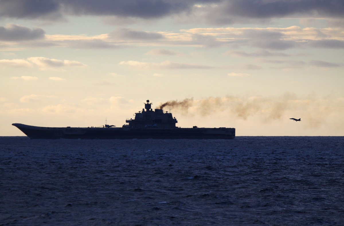 Момент посадки самолёта на авианосец «Адмирал Кузнецов» в международных водах к юго-западу от норвежского города Тронхейм, 19 октября 2016 года. Фото: Forsvaret / STR / AFP / Scanpix / LETA