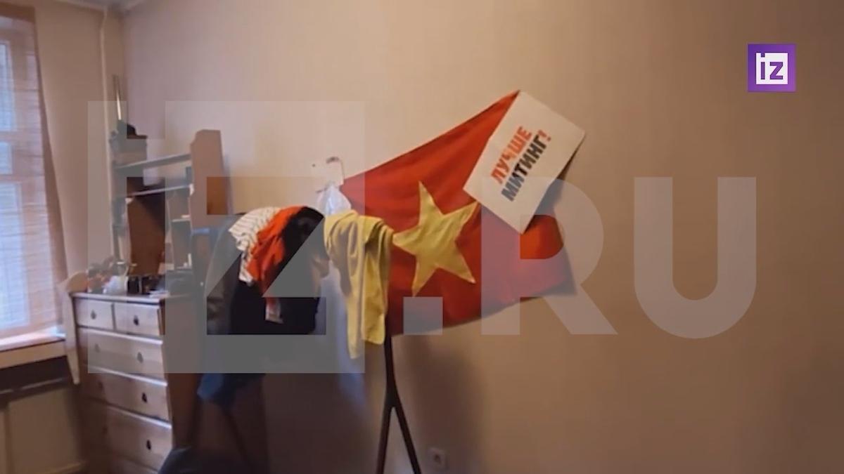 Флаг в квартире во время обыска у Надежды Кеворковой. Фото: IZ.RU / Telegram