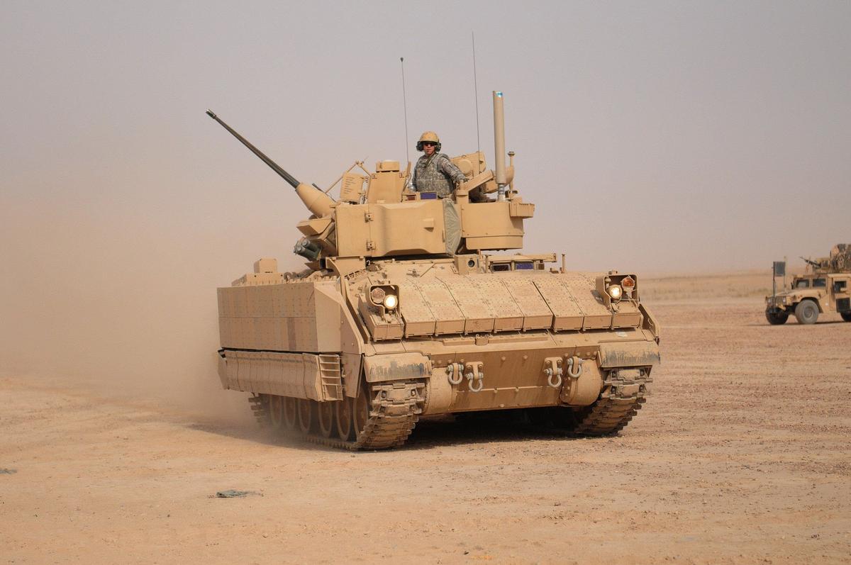 M2A3 Брэдли 1-й кавалерийской дивизии США с комплектом навесной динамической защиты, Ирак, 2011 год. Фото: Wikimedia Commoms , Sgt. Quentin Johnson , 2nd AAB PAO, 1st Cav. Div., USD N.