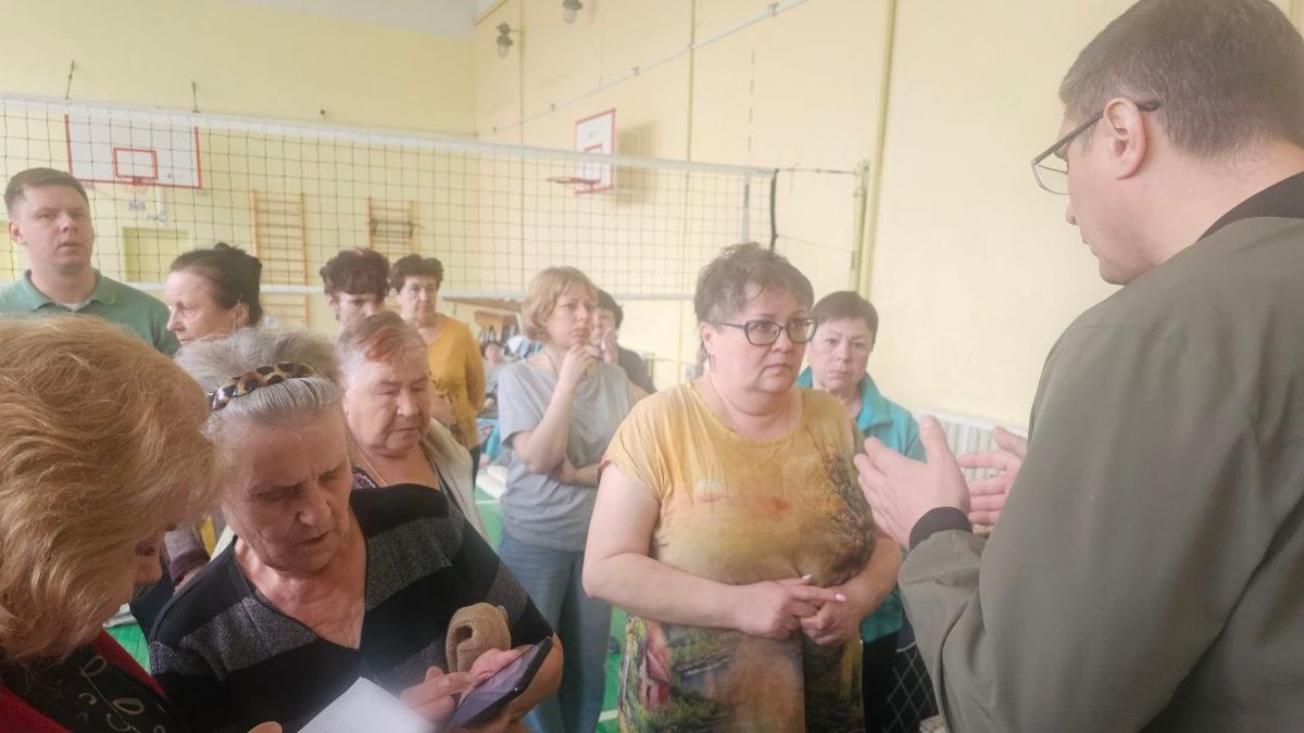 Губернатор Владимирской области Александр Авдеев на встрече с жителями Киржачского района в пункте временного размещения, 23 апреля 2025 года. Фото из телеграм-канала губернатора