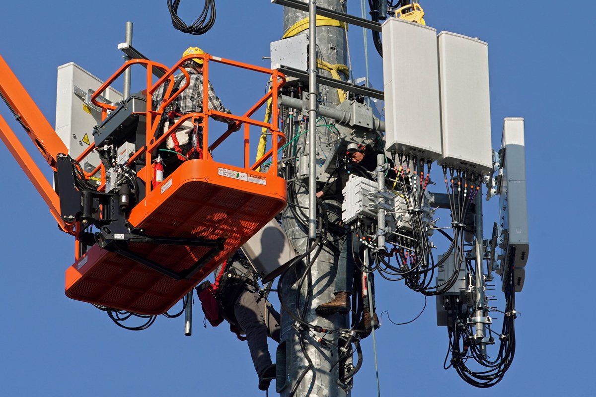 Подрядчики Verizon устанавливают оборудование 5G на вышке в Ореме, Юта, США, 3 декабря 2019 года. Фото: George Frey / Reuters / Scanpix / LETA