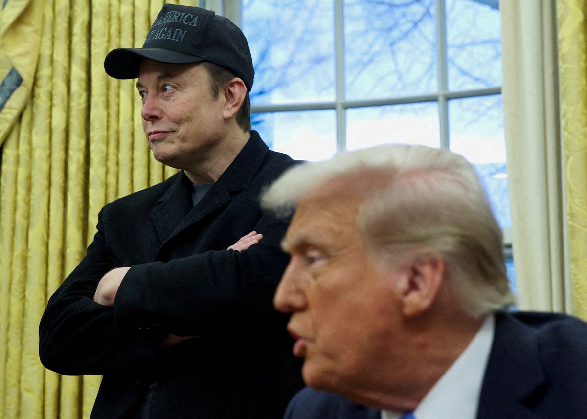 Илон Маск слушает выступление Дональда Трампа в Овальном кабинете Белого дома, Вашингтон, США, 11 февраля 2025 года. Фото: Kevin Lamarque / Reuters / Scanpix / LETA