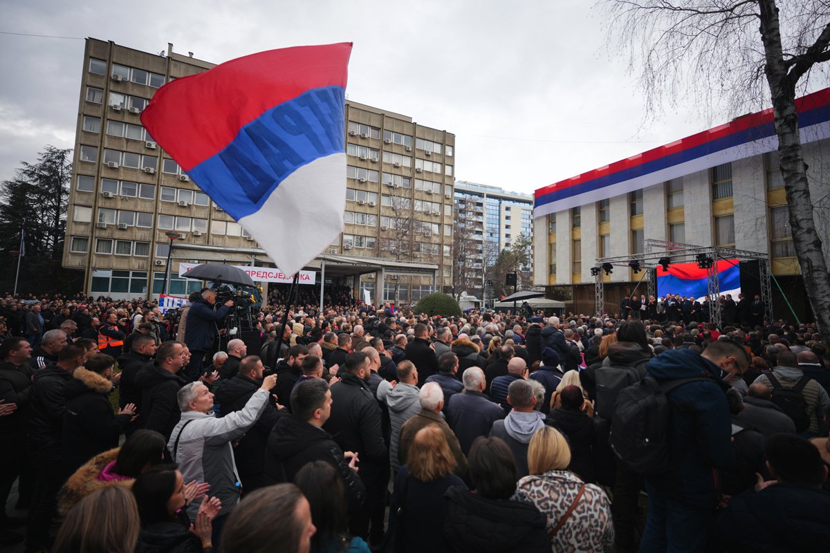 Сторонники Додика размахивают сербскими флагами на митинге в его поддержку в Баня-Луке, 26 февраля 2025 года. Фото: Nidal Saljić / EPA