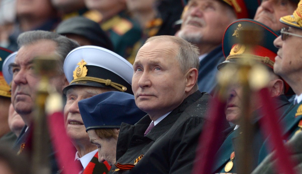 Владимир Путин (в центре) наблюдает за военным парадом в честь Дня Победы на Красной площади в Москве, 9 мая 2021 года. Фото: Алексей Никольский / Спутник / Kremlin / EPA