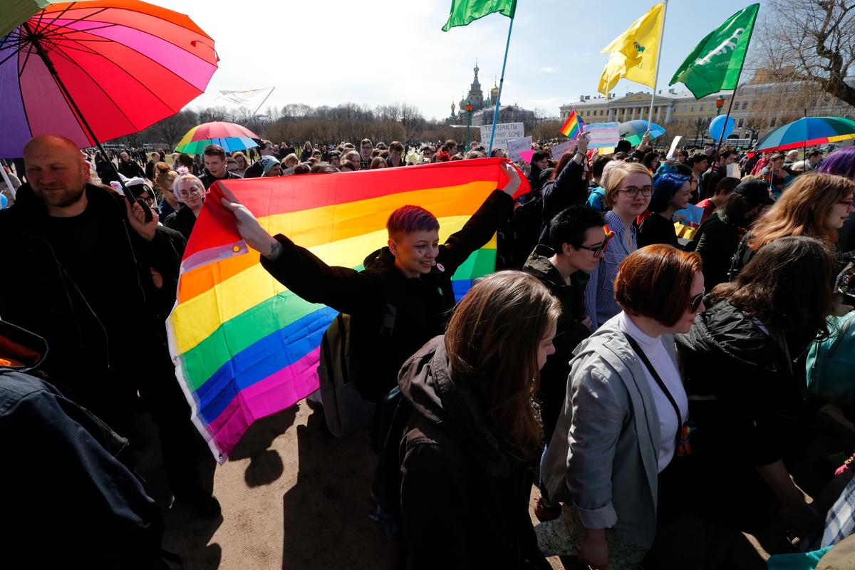 LGBT activists march in Russia’s second city of St. Petersburg, 1 May 2017. Photo: EPA / ANATOLY MALTSEV
