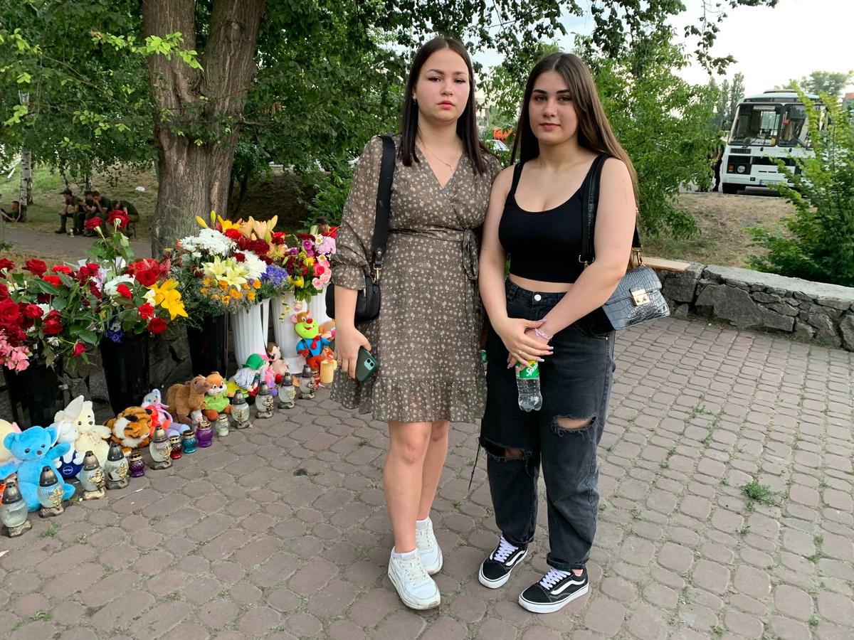 Вероника и Марго у мемориала погибшим в Кременчуге. Фото: Ольга Мусафирова