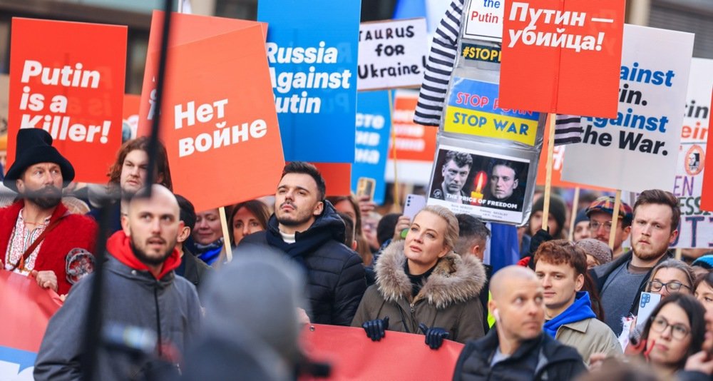 An anti-Putin demonstration in Berlin, Germany, 1 March 2025. Photo: EPA/HANNIBAL HANSCHKE