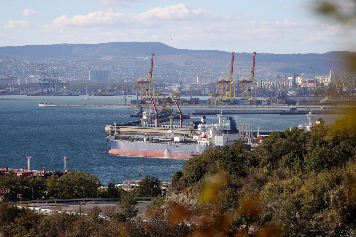 Нефтяной танкер у терминала «Шесхарис» в Новороссийске, Россия, 11 октября 2022 года. Фото: AP Photo / Scanpix / LETA