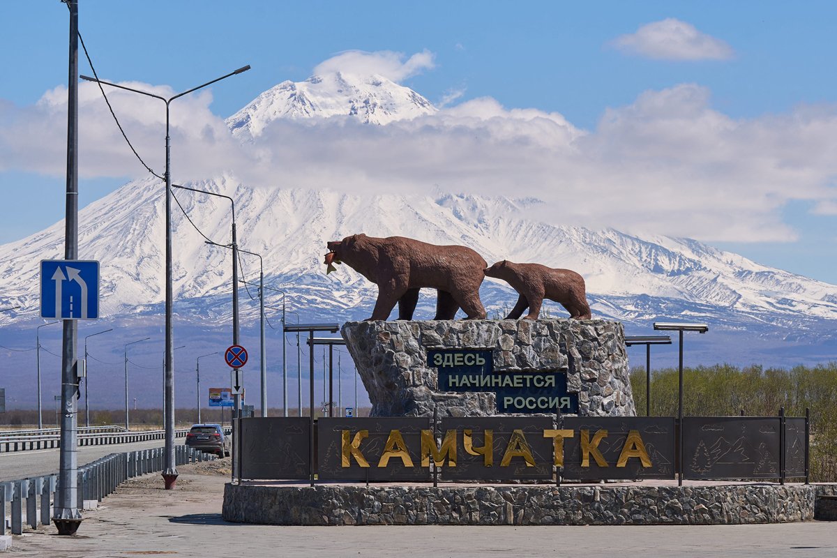 Скульптура «Россия начинается здесь» в Петропавловске-Камчатском, Камчатский край, 2 июня 2024 года. Фото: Guo Feizhou / Xinhua / Abaca Press / ddp images / Vida Press