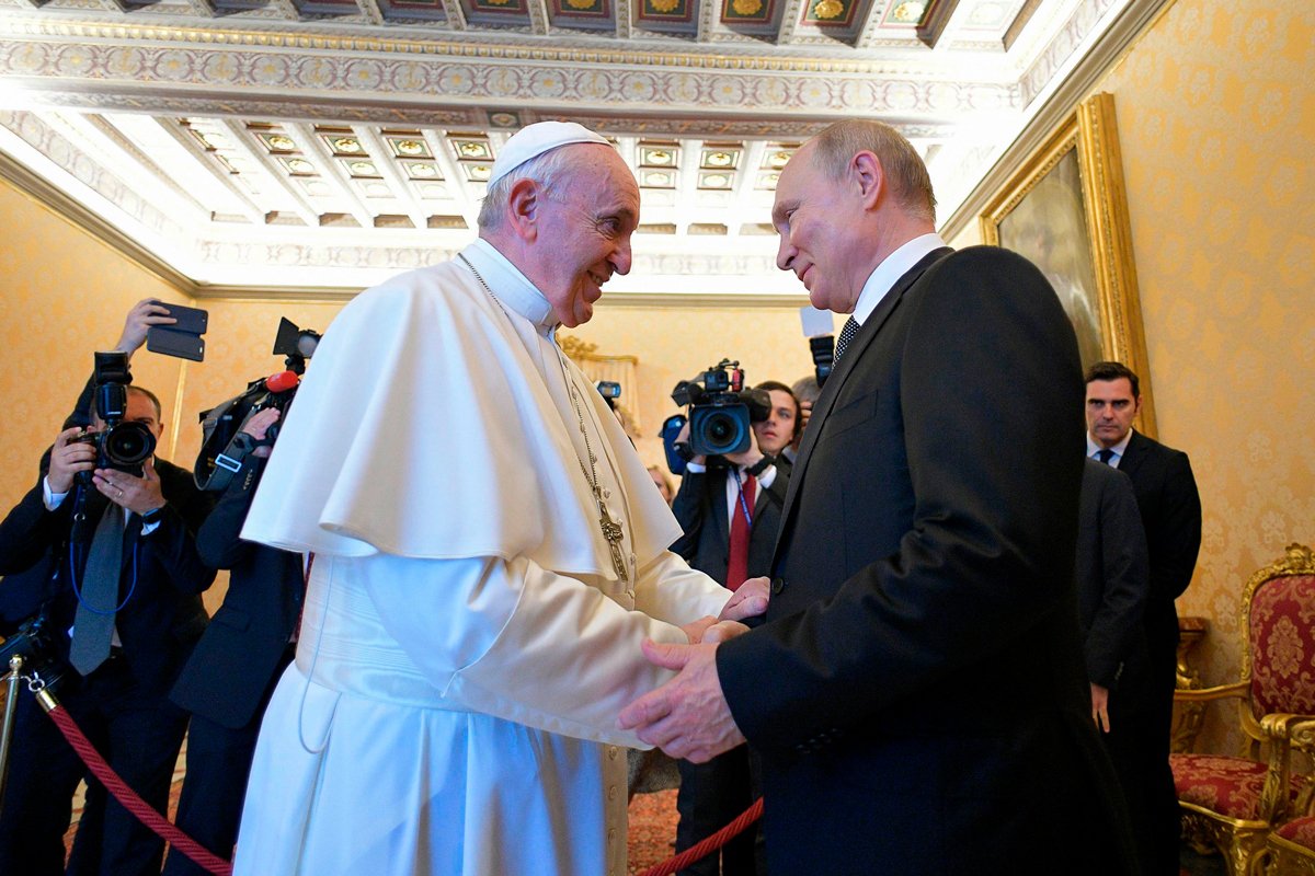 Папа Римский Франциск приветствует Владимира Путина перед частной аудиенцией в Ватикане, 4 июля 2019 года. Фото: Vatican Media / AFP / Scanpix / LETA