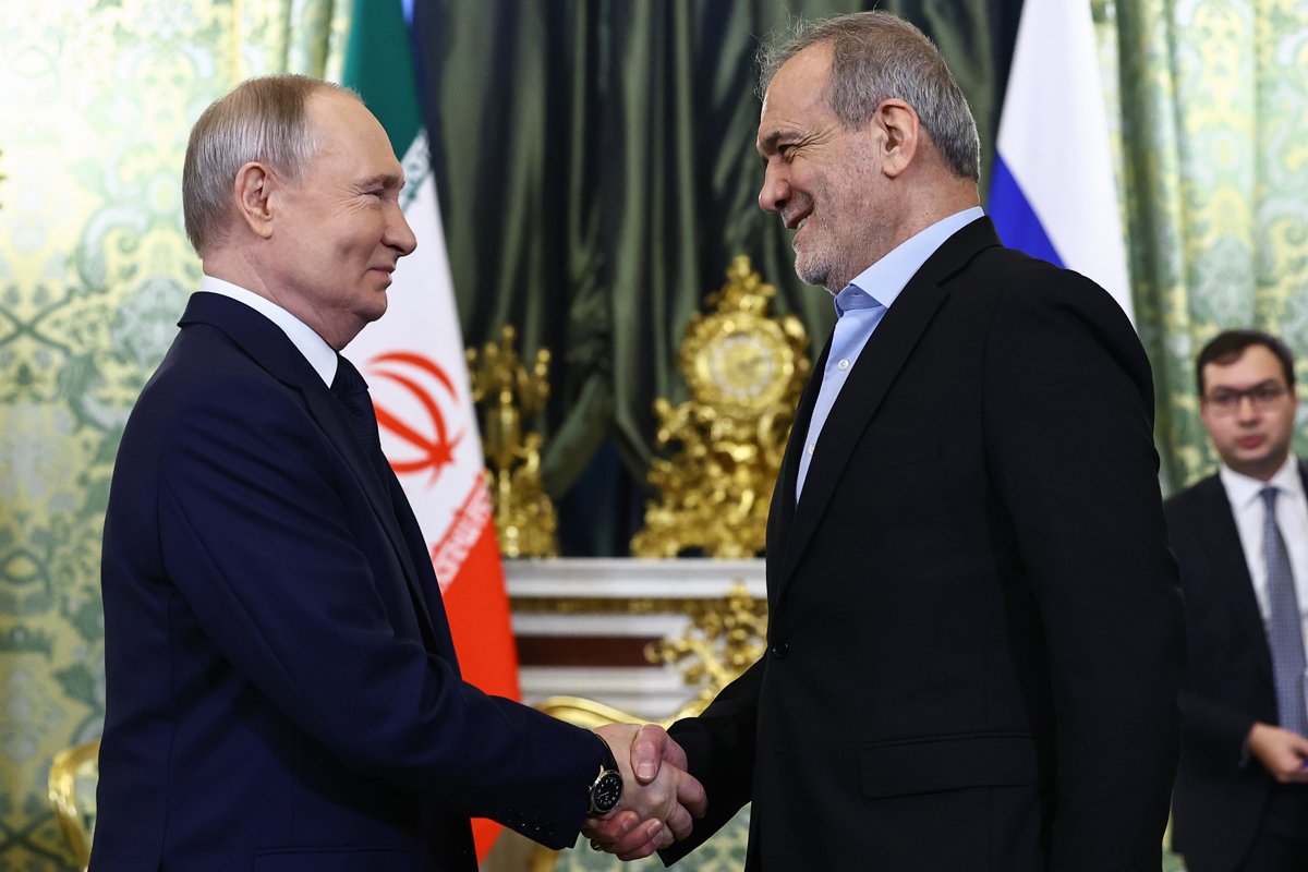 Владимир Путин и президент Ирана Масуд Пезешкиан во время встречи в Москве, 17 января 2025 года. Фото: Евгения Новоженина / EPA