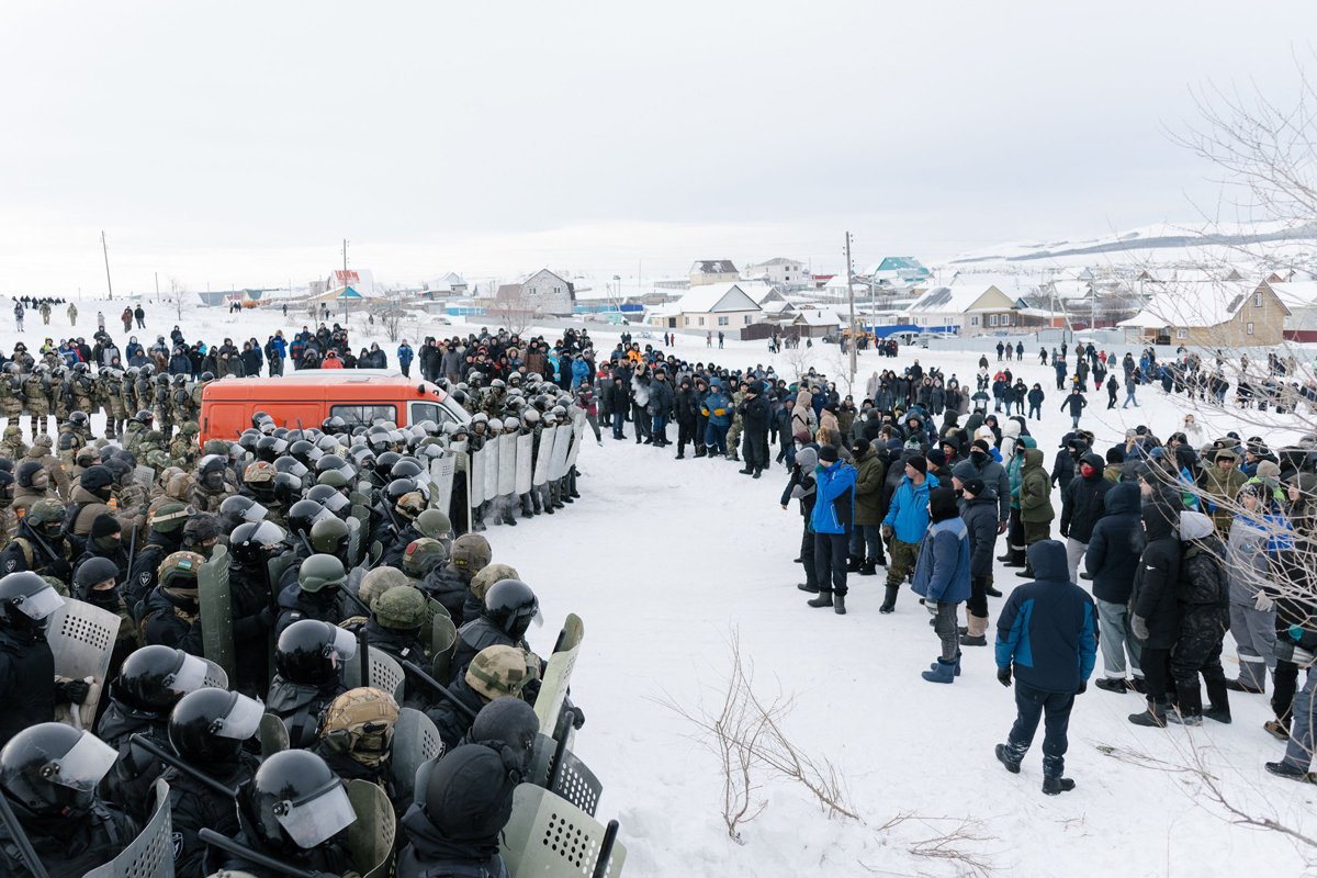 Силовики разгоняют протестующих после объявления приговора Фаилу Алсынову, Баймак, Башкартостан, 17 января 2024 года. Фото: Аня Марченкова / AFP / Scanpix / LETA (edited)