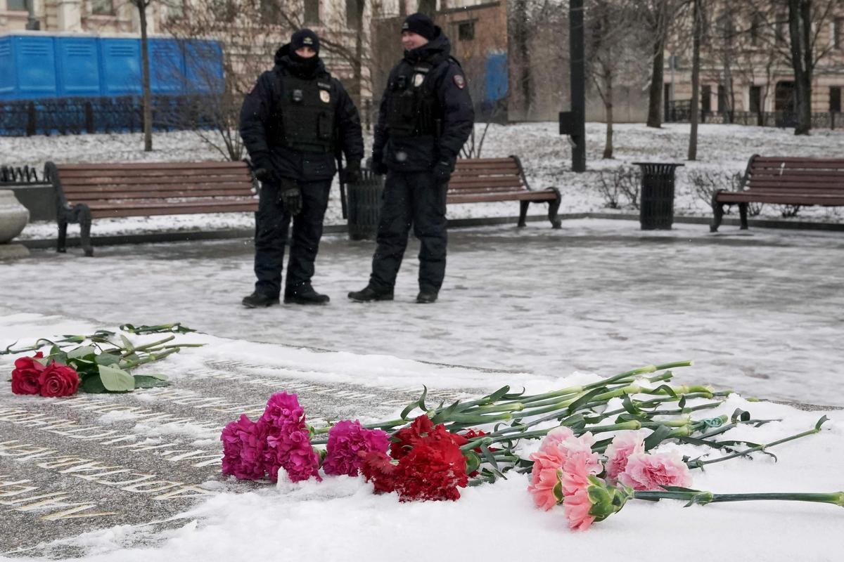 Полицейские дежурят у Соловецкого камня — памятника жертвам политических репрессий, пока люди отдают дань памяти Алексею Навальному, Москва, 16 февраля 2025 года. Фото: Татьяна Макеева / AFP / Scanpix / LETA