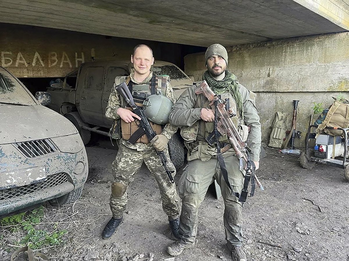 Василий Веремейчик с боевым товарищем. Фото: svaboda.org