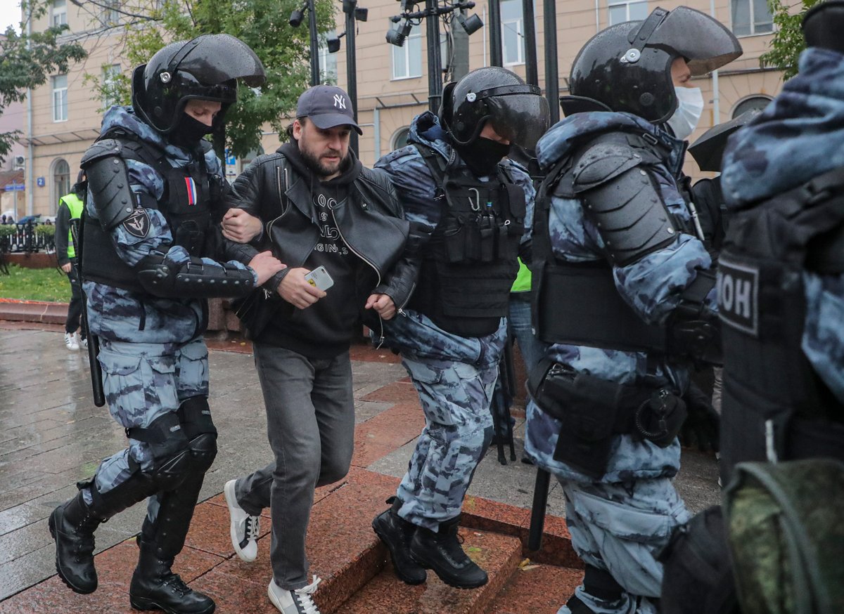 Полицейские задерживают участника акции протеста против мобилизации, Москва, 24 сентября 2022 года. Фото: Максим Шипенков / EPA