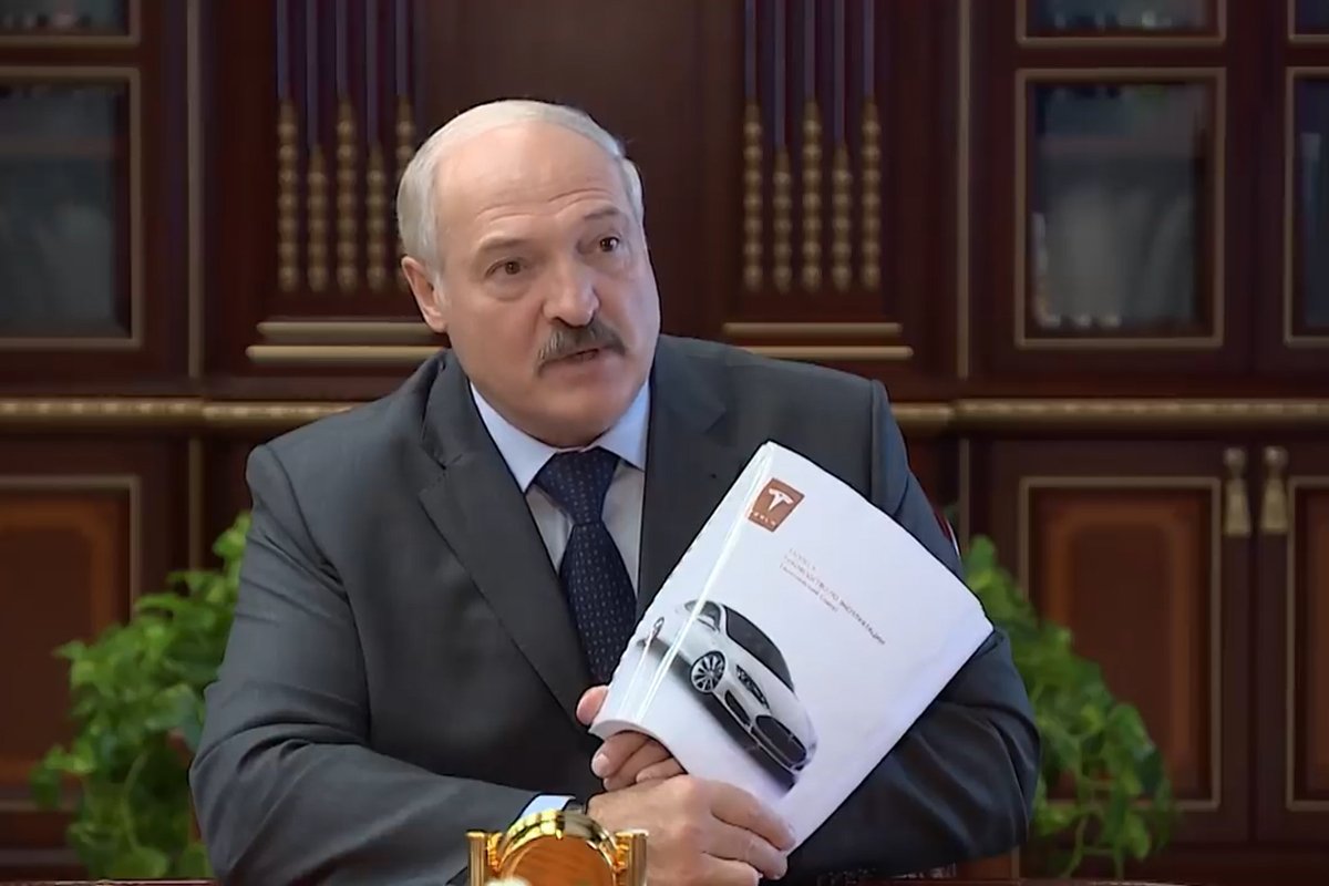 Александр Лукашенко с руководством по эксплуатации Tesla. Фото: YouTube