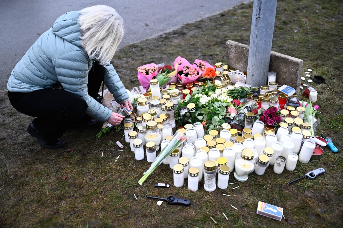 Женщина у импровизированного мемориала после стрельбы в образовательном центре, Эребру, 5 февраля 2025 года. Фото: Christine Olsson / EPA