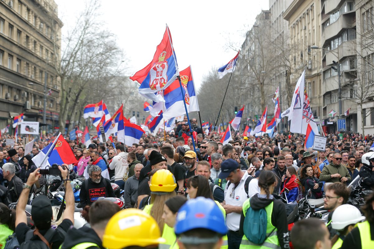 Протестующие с сербскими флагами на митинге в Белграде, 15 марта 2025 года. Фото: Andrej Cukic / EPA