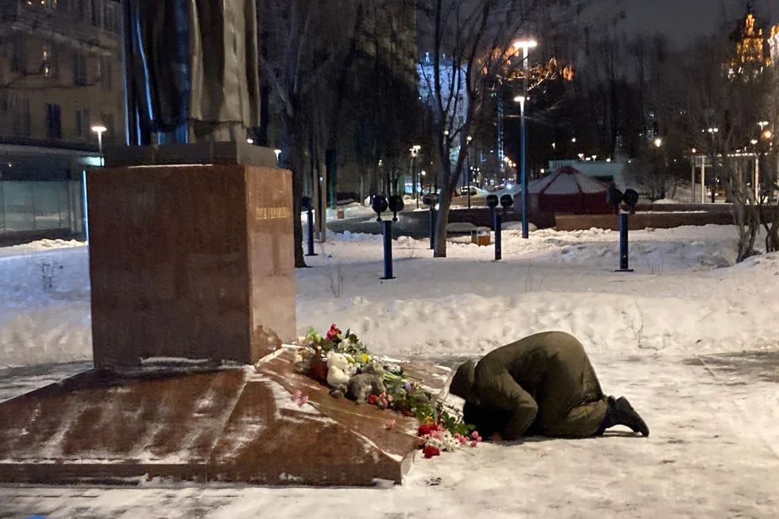 Москвичка у памятника поэтессе Лесе Украинке. Фото: SOTA