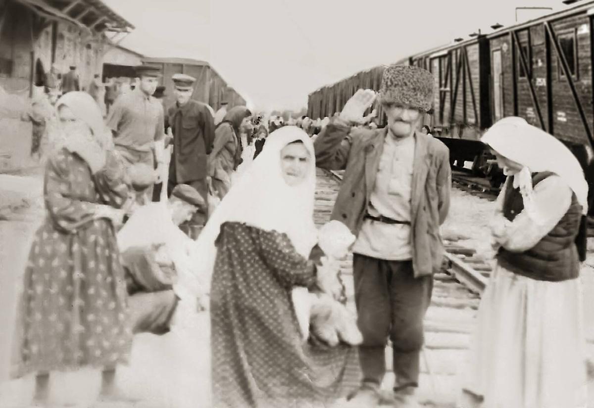 На вокзале. 1957 год. Фрунзе. Жители села Юрт-Аух возвращаются на родину. Фото: Wikimedia Commons , CC BY-SA 4.0