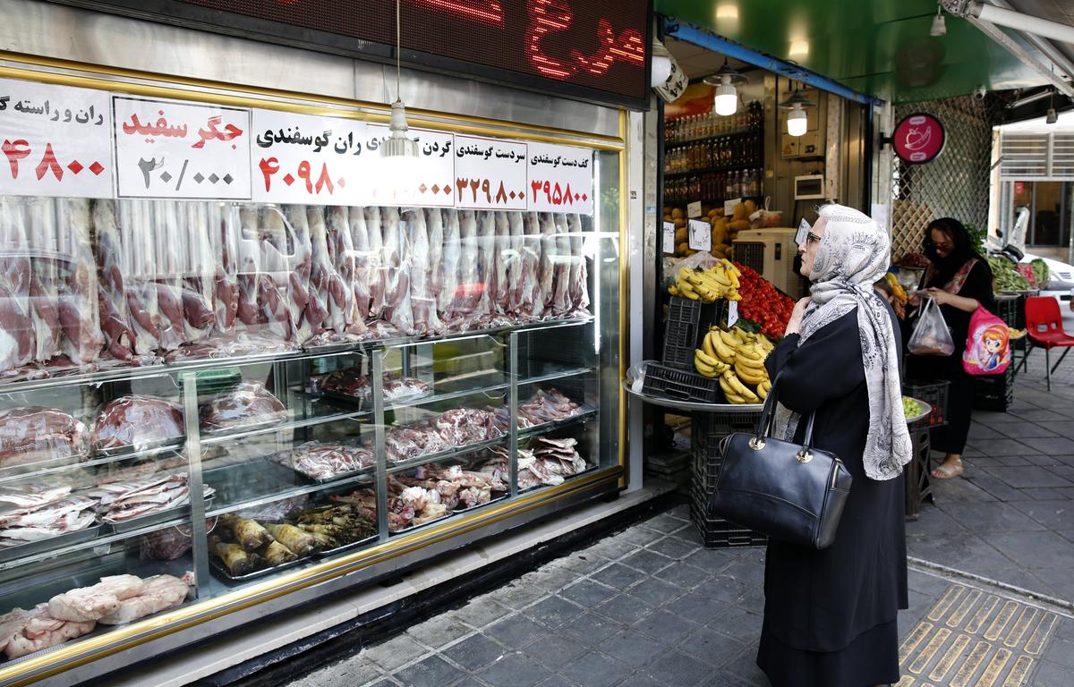 Мясная лавка в Тегеране, Иран, 29 мая 2023 года. Фото: EPA-EFE/ABEDIN TAHERKENAREH