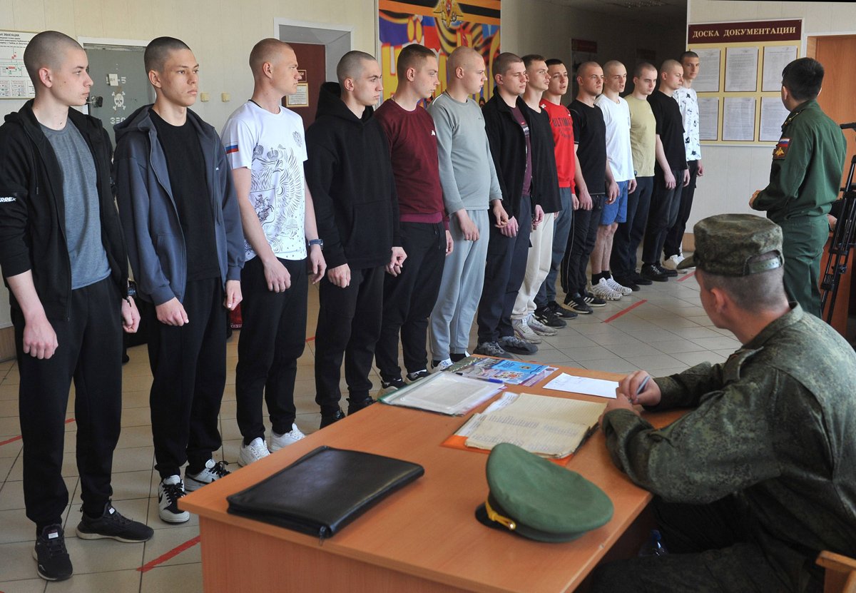 Призывники на сборном пункте областного военкомата перед отправкой на службу, Тамбов, Россия, 24 апреля 2024 года. Фото: Алексей Сухоруков / Спутник / Imago Images / SNA / Scanpix / LETA