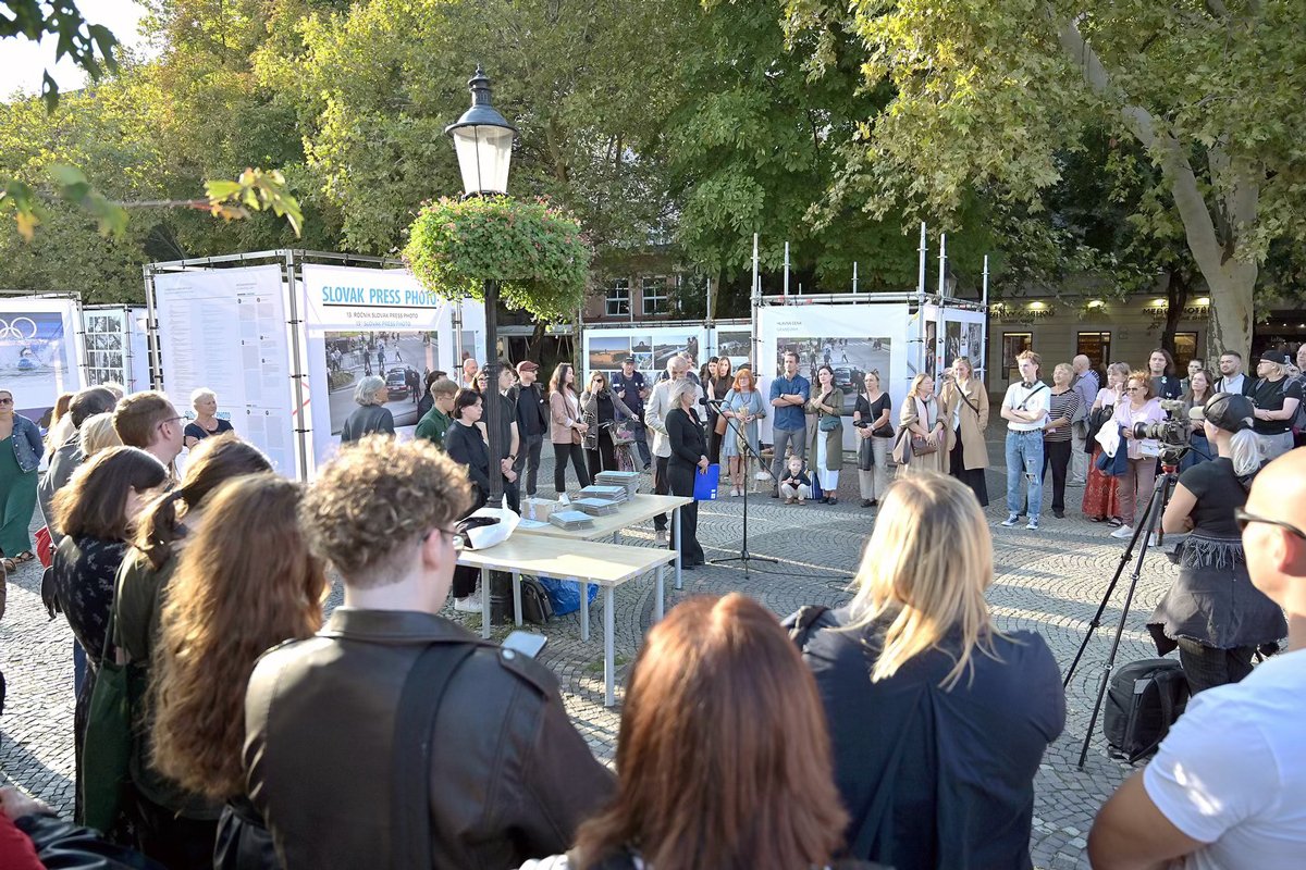 Открытие выставки Slovak Press Photo в Братиславе, 6 октября 2024 года. Фото: страница выставки в Facebook