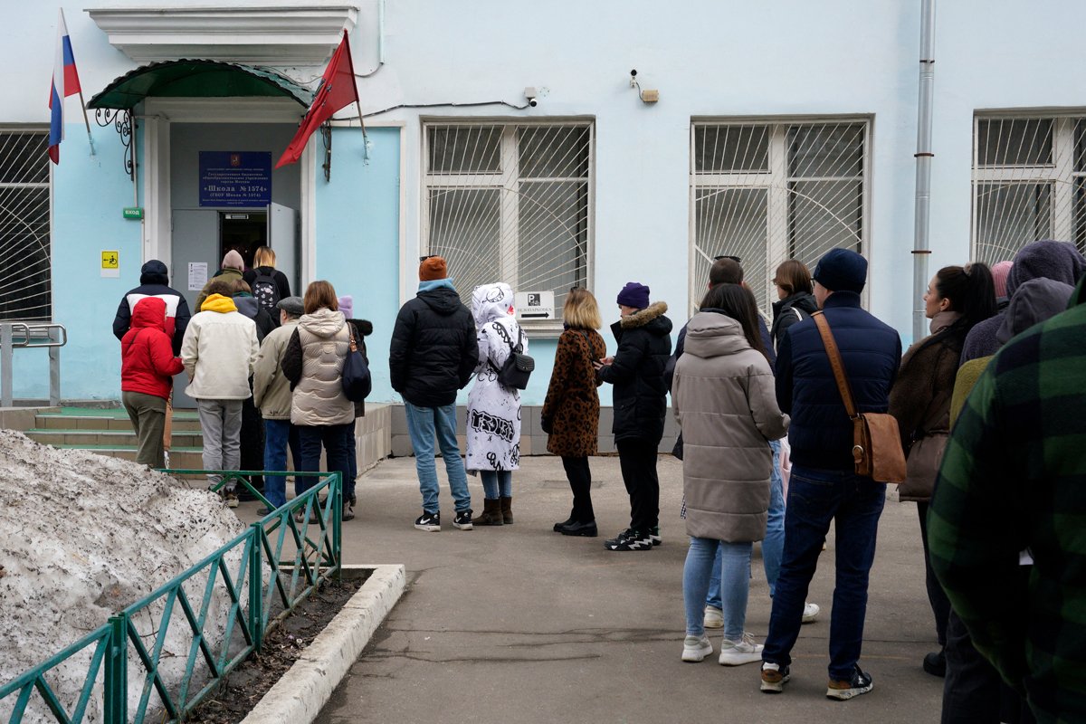 Избиратели ждут в очереди у избирательного участка, чтобы проголосовать на президентских выборах в Москве, 17 марта 2024 года. Фото: Юрий Грипас / Abaca Press / ddp images / Vida Press