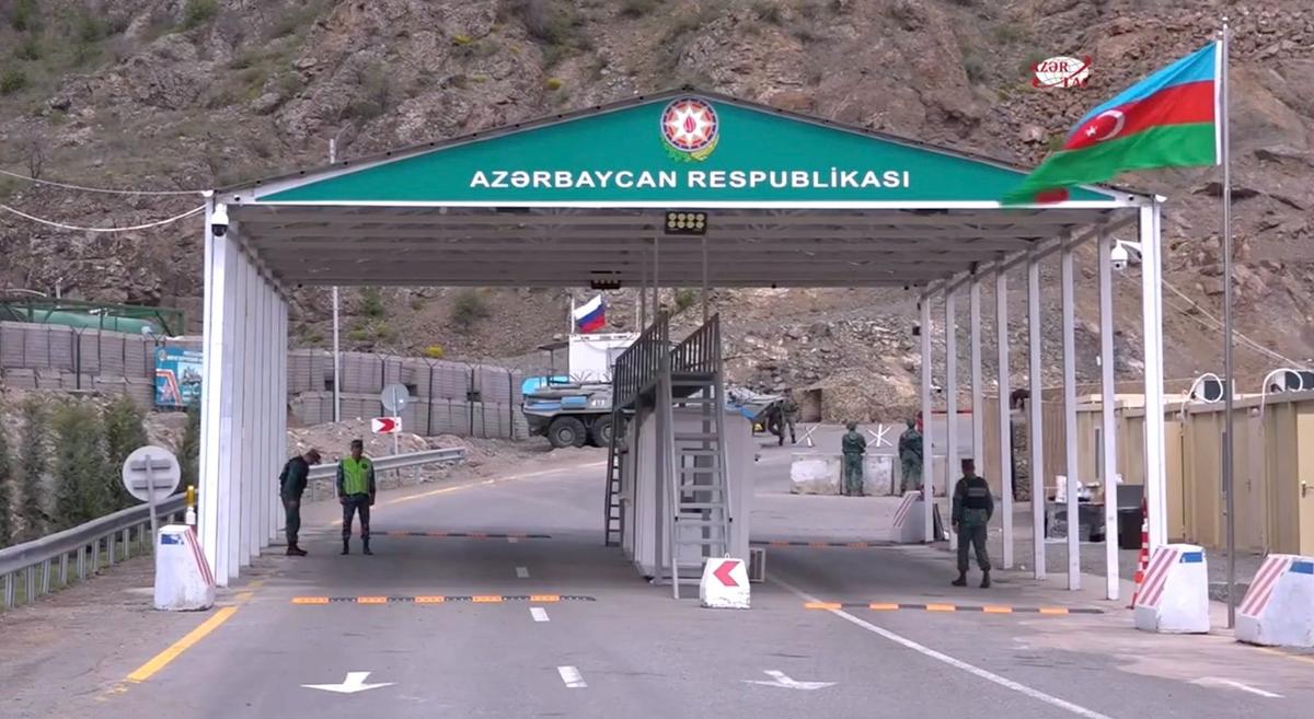 Азербайджанский КПП в Лачинском коридоре, ведущем из Армении в Карабах. Фото: скрин видео