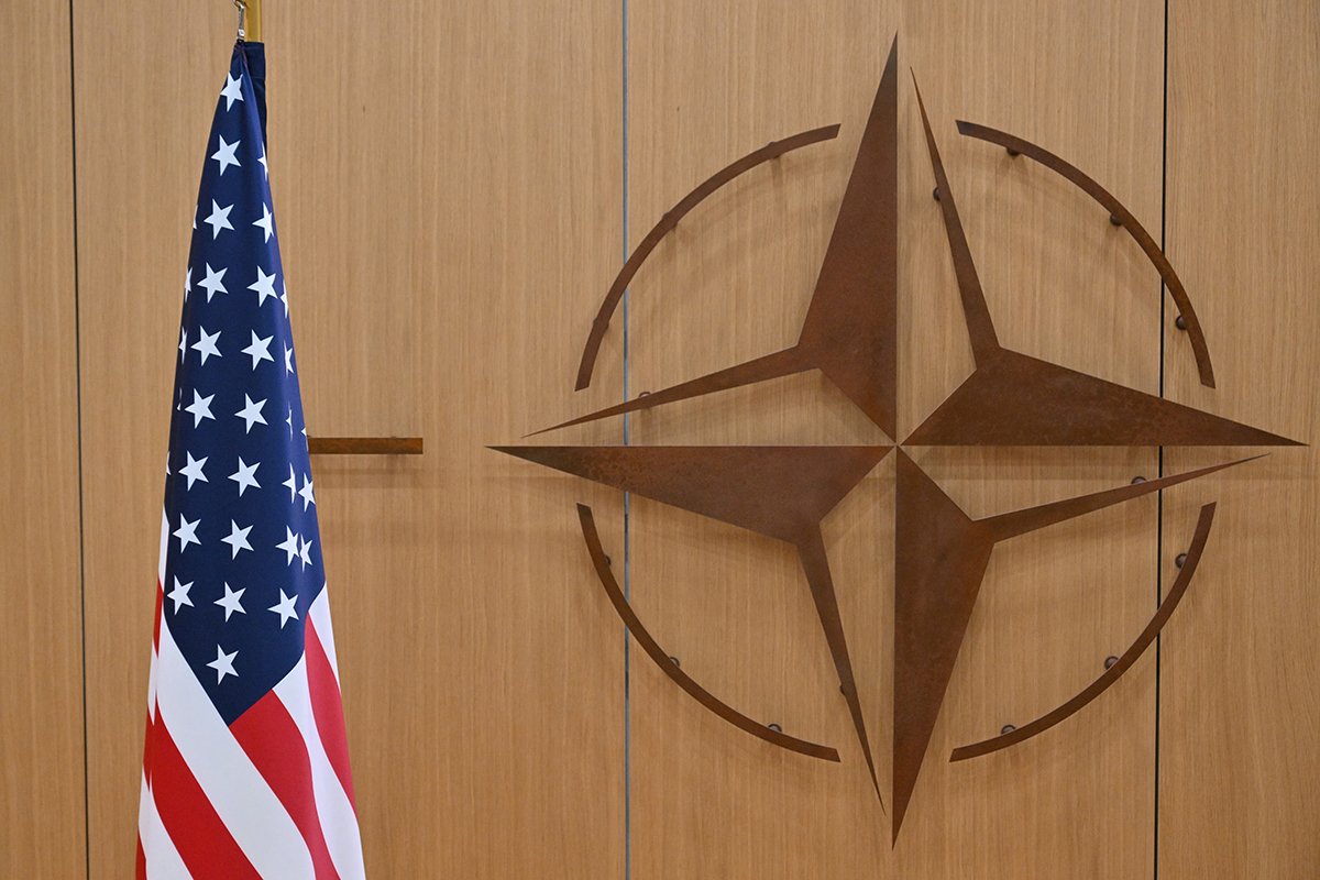 Флаг НАТО и флаг США перед встречей между специальным представителем США по Украине и Генеральным секретарем НАТО. Брюссель, Бельгия, 17 февраля 2025 года. Фото: Nicolas Tucat / EPA-EFE