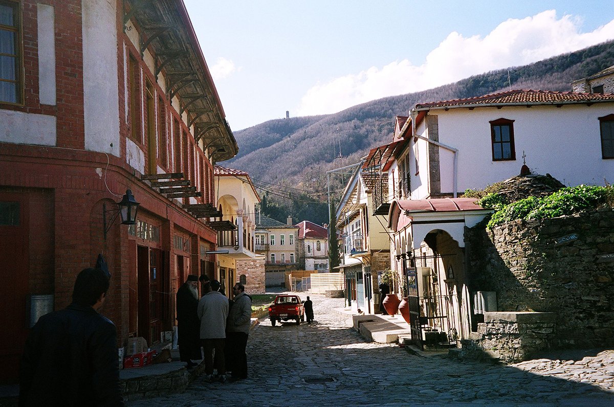 Центральная улица в Карье. Фото: Zacharias / Wikimedia