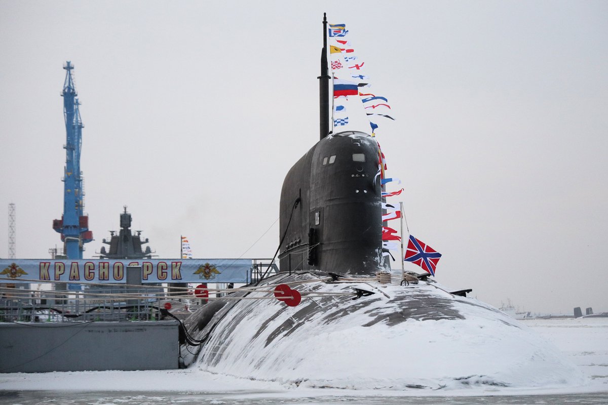 Атомная подводная лодка «Красноярск» во время церемонии поднятия флага на судостроительном заводе в Северодвинске, Архангельская область, 11 декабря 2023 года. Фото: Кирилл Иодас / Спутник / Kremlin / EPA
