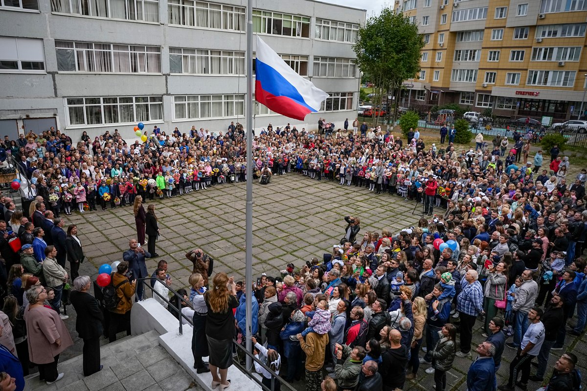 Торжественная линейка в честь начала учебного года, Нахабино, Московская область, 1 сентября 2022 года. Фото: Александр Земляниченко / AP Photo / Scanpix / LETA
