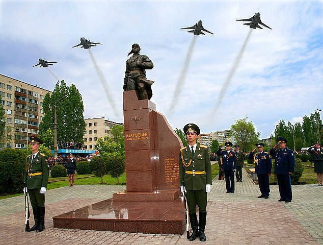 Памятник Алексею Маресьеву на его родине в городе Камышин. Фото: Минобороны РФ