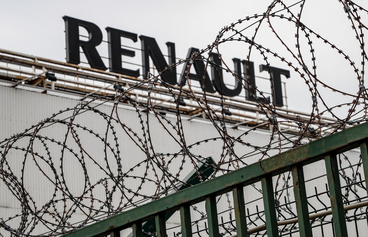 Логотип Renault на здании завода в Москве, 25 марта 2022 года. Фото: Юрий Кочетков / EPA