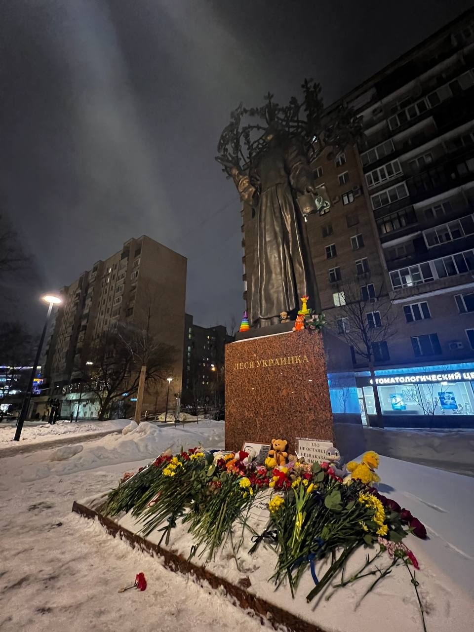 Стихийный мемориал у памятника поэтессе Лесе Украинке. Фото: Telegram