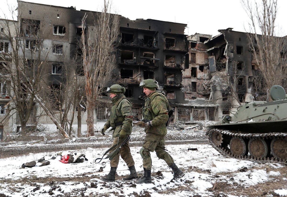 Российские военнослужащие без знаков отличия в Волновахе Донецкой области, 11 марта 2022 года. Фото: Александр Ермоченко / Reuters / Scanpix / LETA