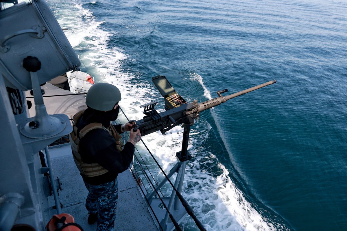 Военнослужащий ВМС Украины у пулемёта на борту катера во время патрулирования в Чёрном море у побережья Одессы, 17 апреля 2025 года. Фото: Nina Liashonok / Ukrinform / Rex Features / Vida Press