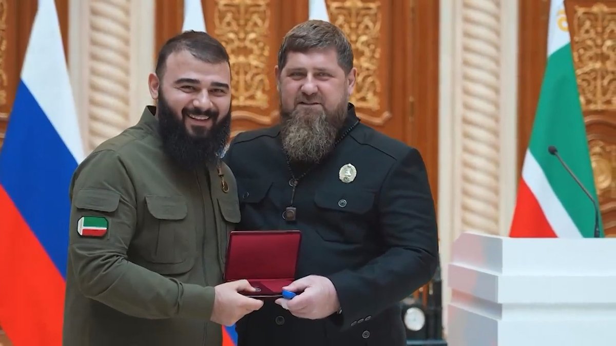 Рамзан Кадыров награждает Хамзата Кадырова орденом за заслуги перед отечеством, 9 ноября 2023 года. Фото: Рамзан Кадыров / VK
