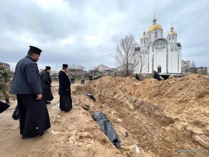Братская могила возле храма Андрея Первозванного в Буче.
Фото: Анатолий Федорук / Facebook