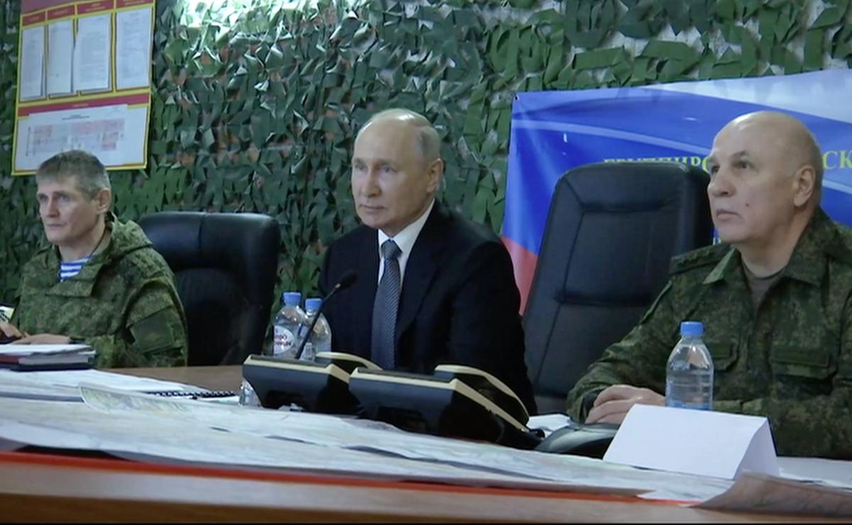 Владимир Путин, Михаил Теплинский(слева) и Олег Макаревич в штабе группировки войск «Днепр».Фото: Сайт Президента России