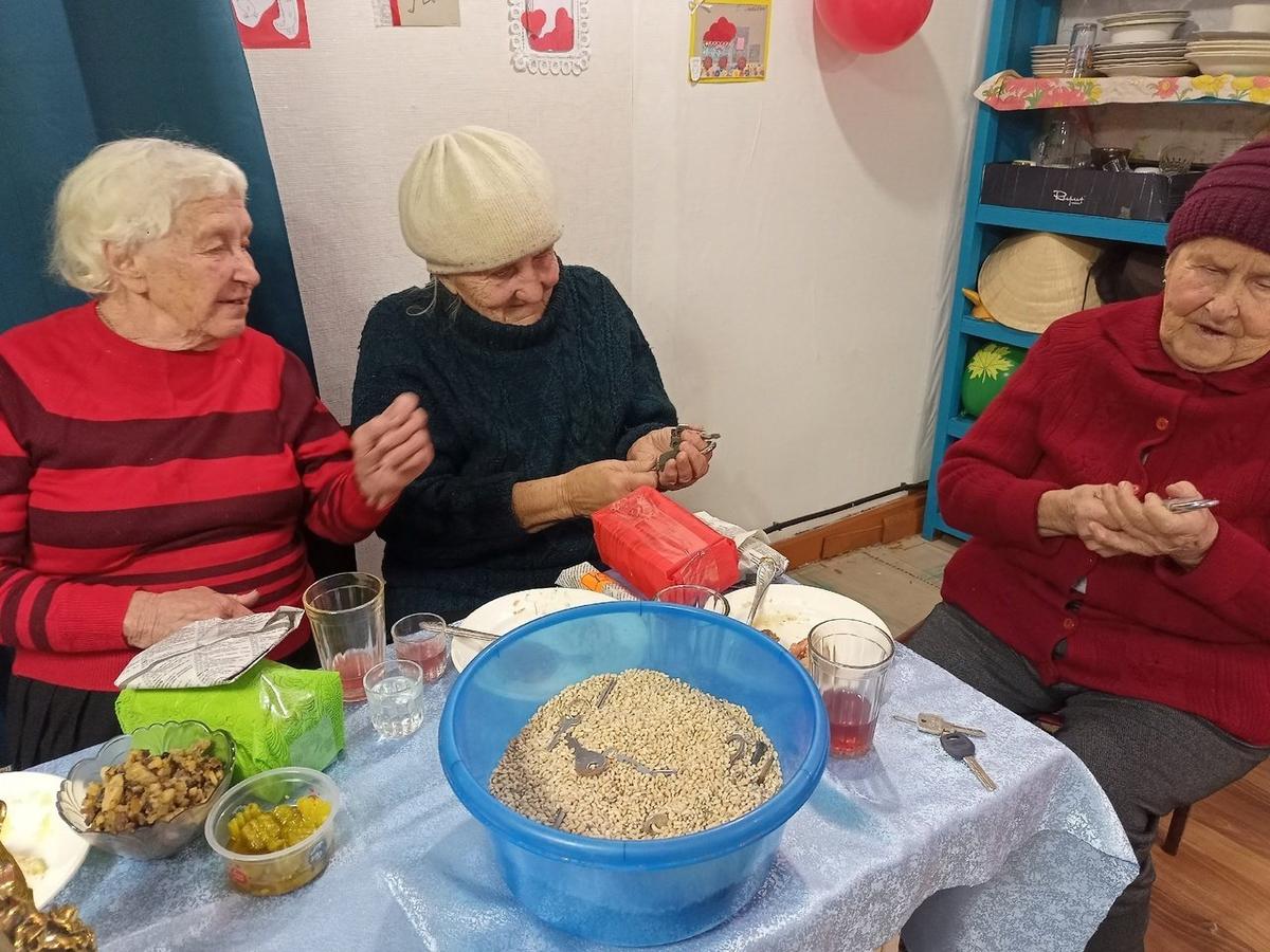 Бабушки в клубе. Фото из личного архива Гранкиных