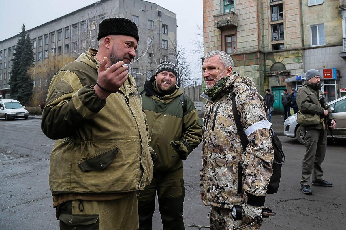 Алексей Журавлев (справа) с мэром города Дебальцево Александром Афендиковым (слева). ДНР, 1 марта 2015 г. Фото: Facebook