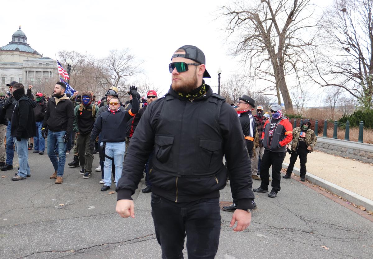 PROUD BOYS маршируют перед Верховным судом США, 6 января 2021 г. Wikimedia Commons , Elvert Barnes Photography