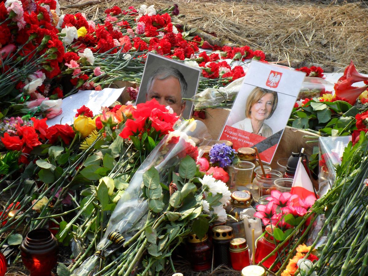 Стихийная мемориальная площадка в Смоленске рядом с местом катастрофы. Надпись на фотографии Марии Качиньской: «И сердцу больно, и горю нет конца». Фото: Wikimedia Commons