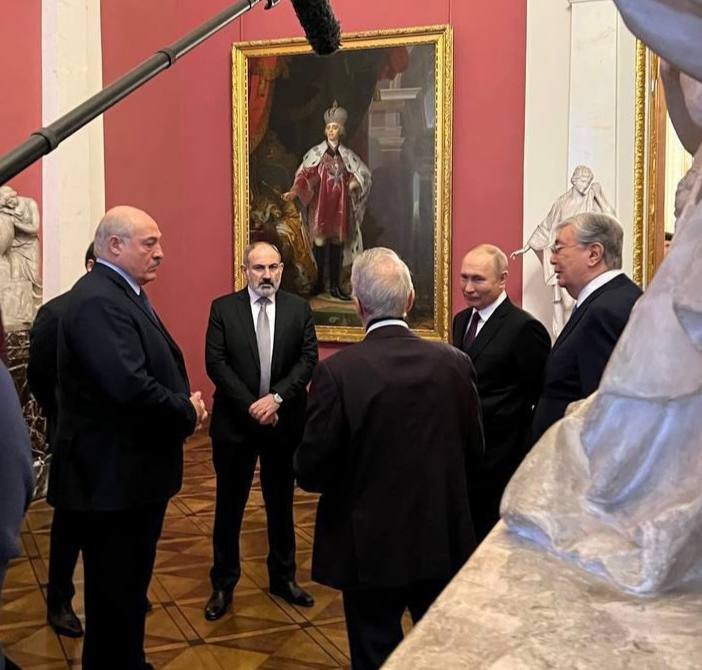 Александр Лукашенко, премьер Армении Никол Пашинян, президент РФ Владимир Путин, президент Казахстана Касым-Жомарт Токаев на неформальном саммите СНГ в Петербурге (слева направо). Фото: телеграм-канал Пул Первого