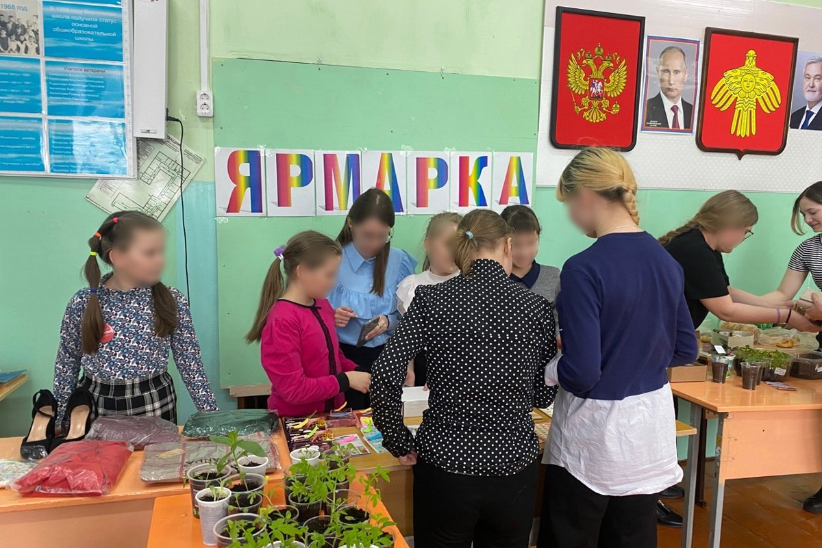 Учащиеся школы на благотворительной ярмарке, 26 апреля 2024 года. Фото: Вертепская ООШ / VK